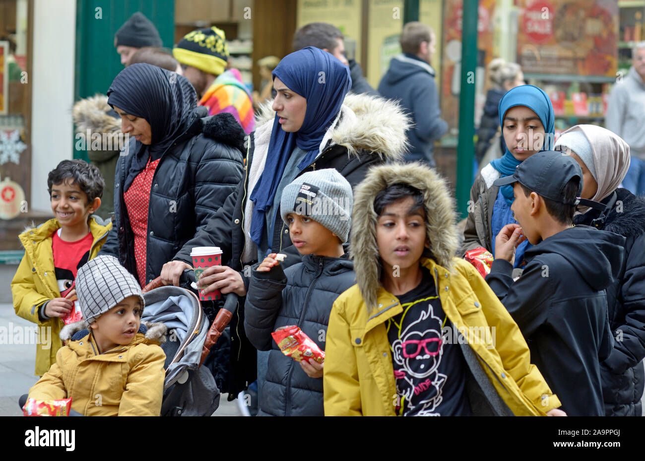 Große Gruppe von muslimischen Frauen und Kinder, in der Straße Stockfoto