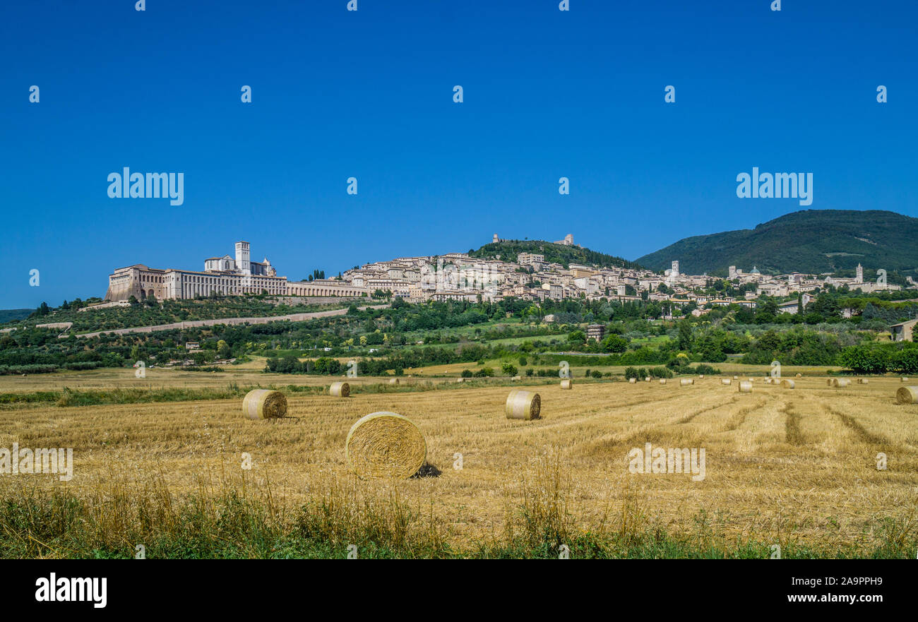 Panoramablick auf die Landschaft von Assisi, eine Stadt in der italienischen Region Umbrien, dem Geburtsort des Heiligen Franziskus Stockfoto