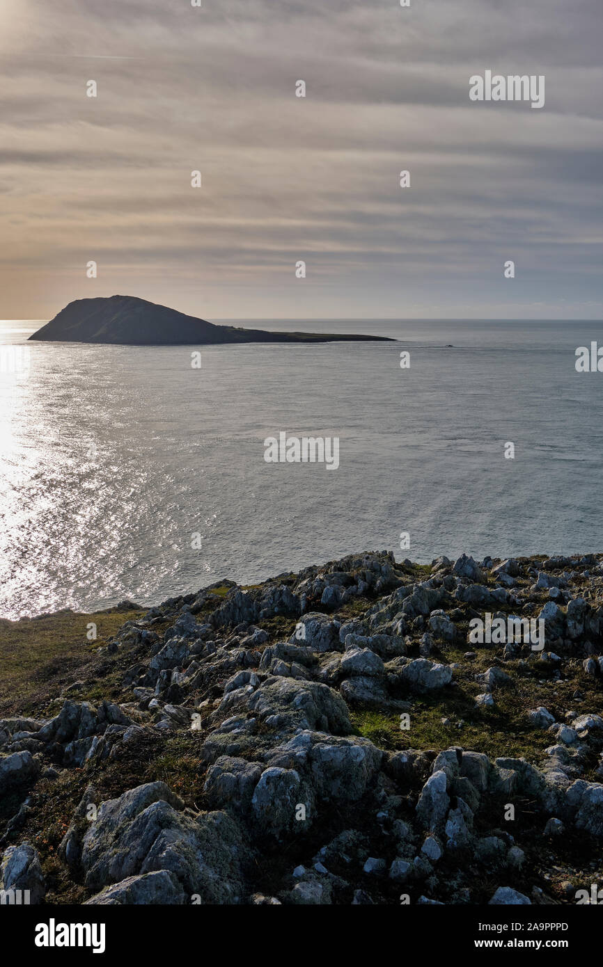 Bardsey Island, von mynydd Mawr, in der Nähe von Aberdaron, Gwynedd, Wales gesehen Stockfoto