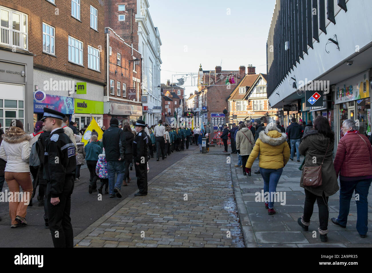Erinnerung Sonntag Gedenkfeiern und Parade sowohl in Shrewsbury Town Center, St Chad's Kirche und Kriegerdenkmal im Steinbruch öffentlichen Park. Stockfoto