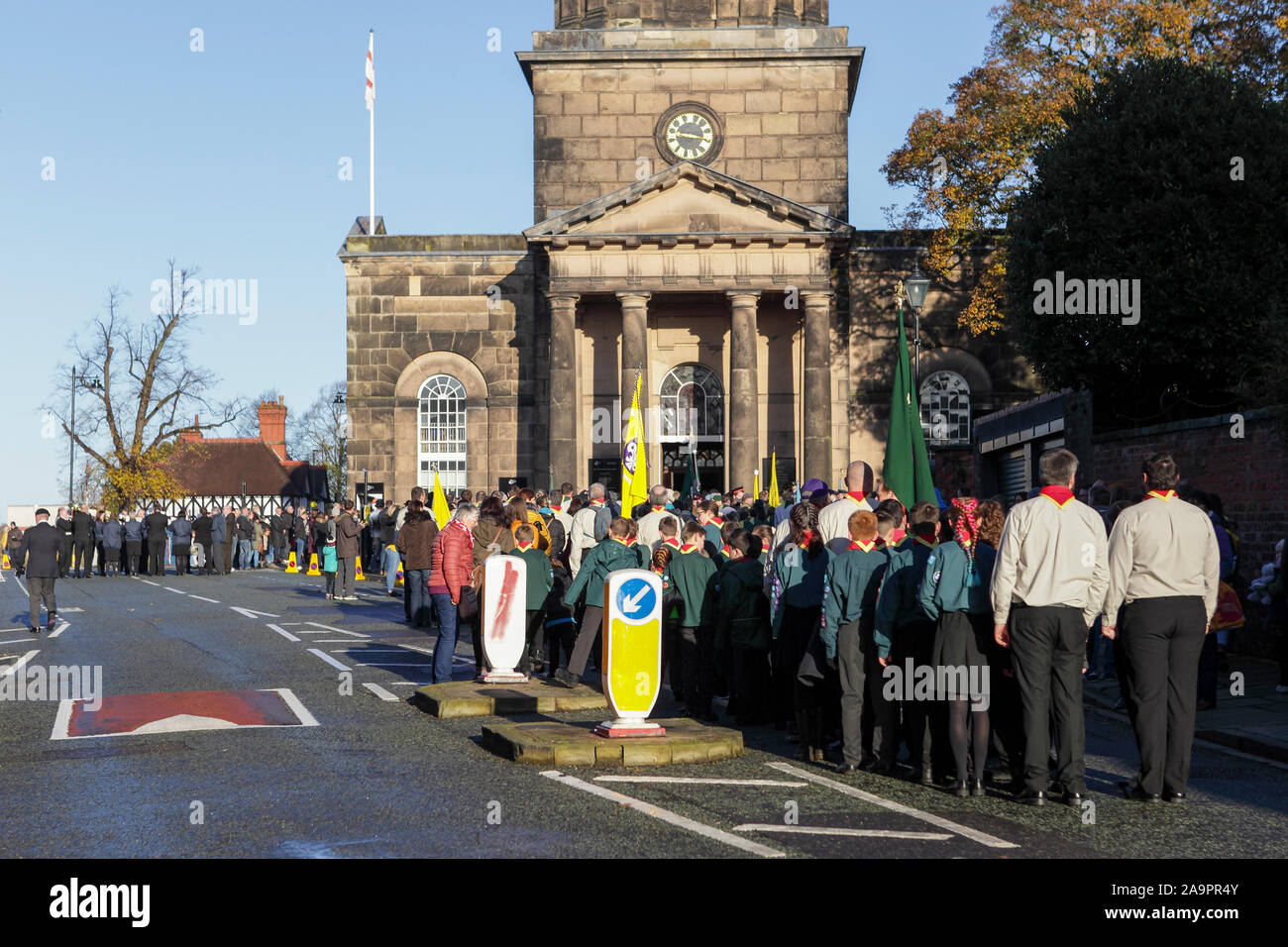Erinnerung Sonntag Gedenkfeiern und Parade sowohl in Shrewsbury Town Center, St Chad's Kirche und Kriegerdenkmal im Steinbruch öffentlichen Park. Stockfoto