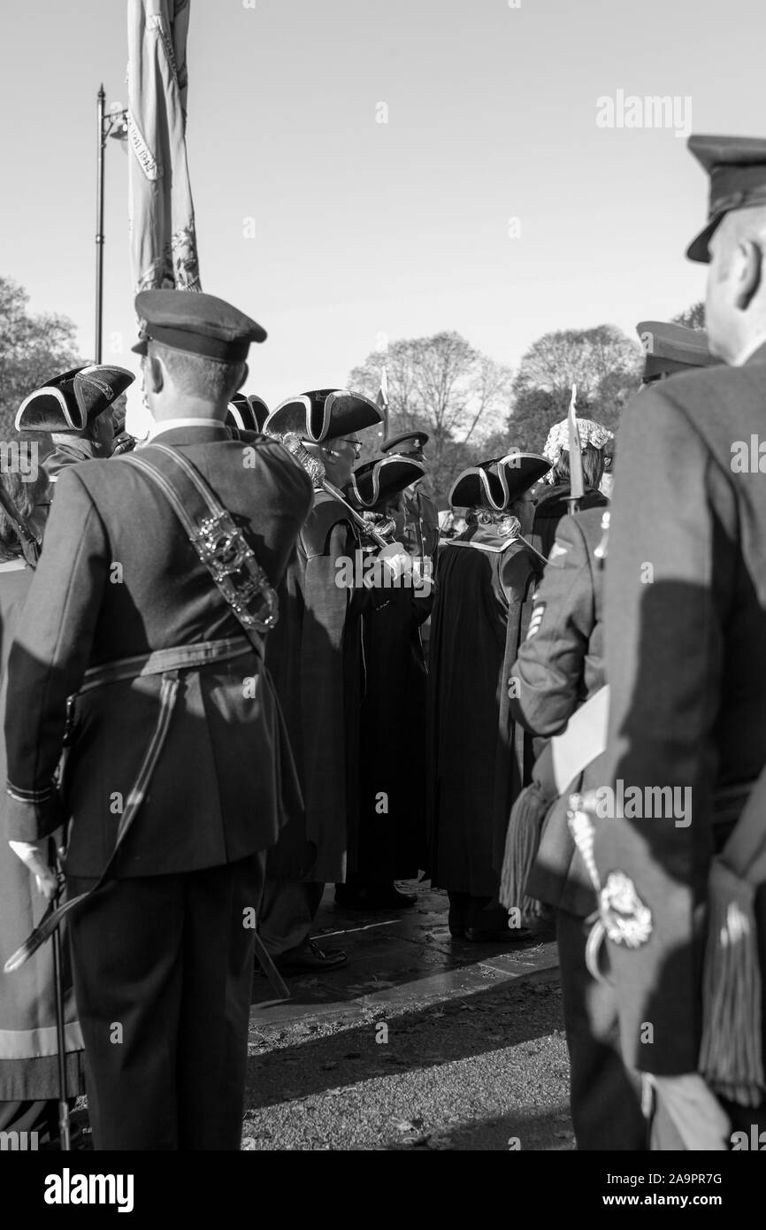 Erinnerung Sonntag Gedenkfeiern und Parade sowohl in Shrewsbury Town Center. RAF Anrede außerhalb St Chad's Kirche gesehen hier. Stockfoto