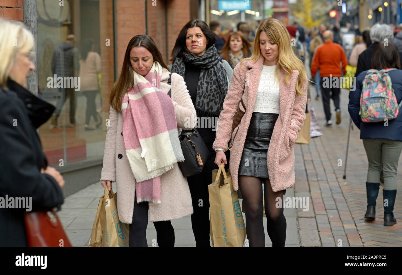 Modische Frauen einkaufen in Nottingham. Stockfoto