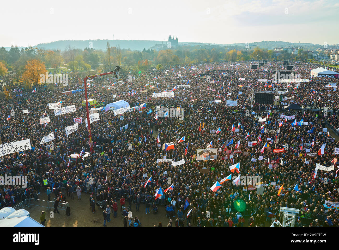 Prag/Tschechische Republik - November 16, 2019: Tausende Menschen protestierten auf Letna Ebene gegen die Premierminister Andrej Babis Stockfoto
