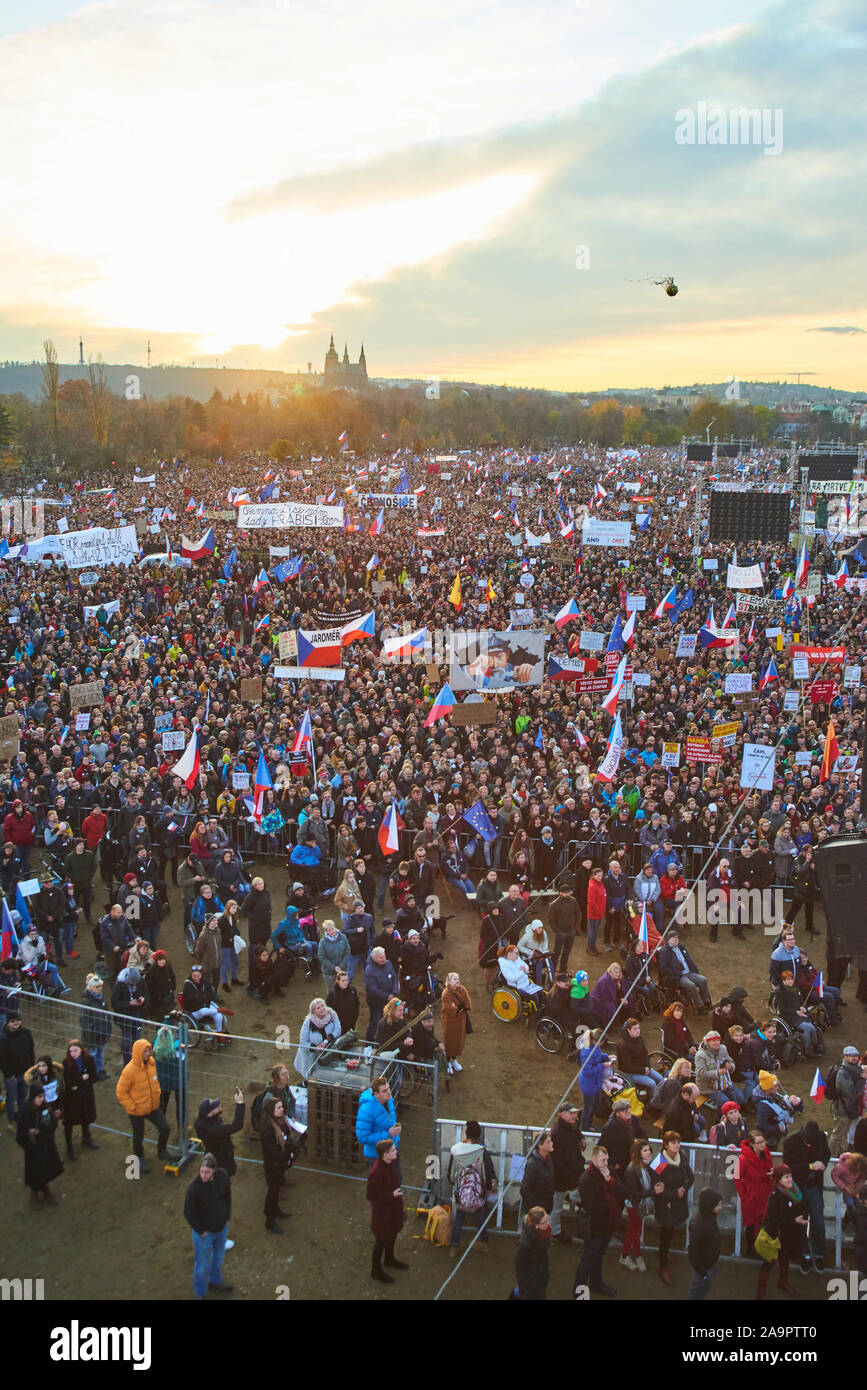 Prag/Tschechische Republik - November 16, 2019: Tausende Menschen protestierten auf Letna Ebene gegen die Premierminister Andrej Babis Stockfoto