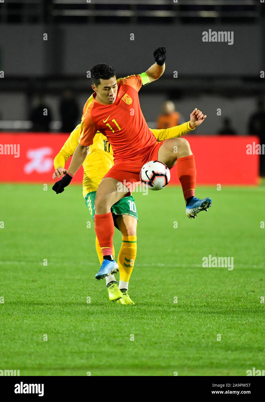 Chongqing, China. 17. Nov, 2019. Chen binbin (F) von China Mias mit Dominykas kubilinskas Litauens während der CFA-Team China internationale Fußball-Turnier 2019 in Chongqing, im Südwesten von China, Nov. 17, 2019. Credit: Huang Wei/Xinhua/Alamy leben Nachrichten Stockfoto