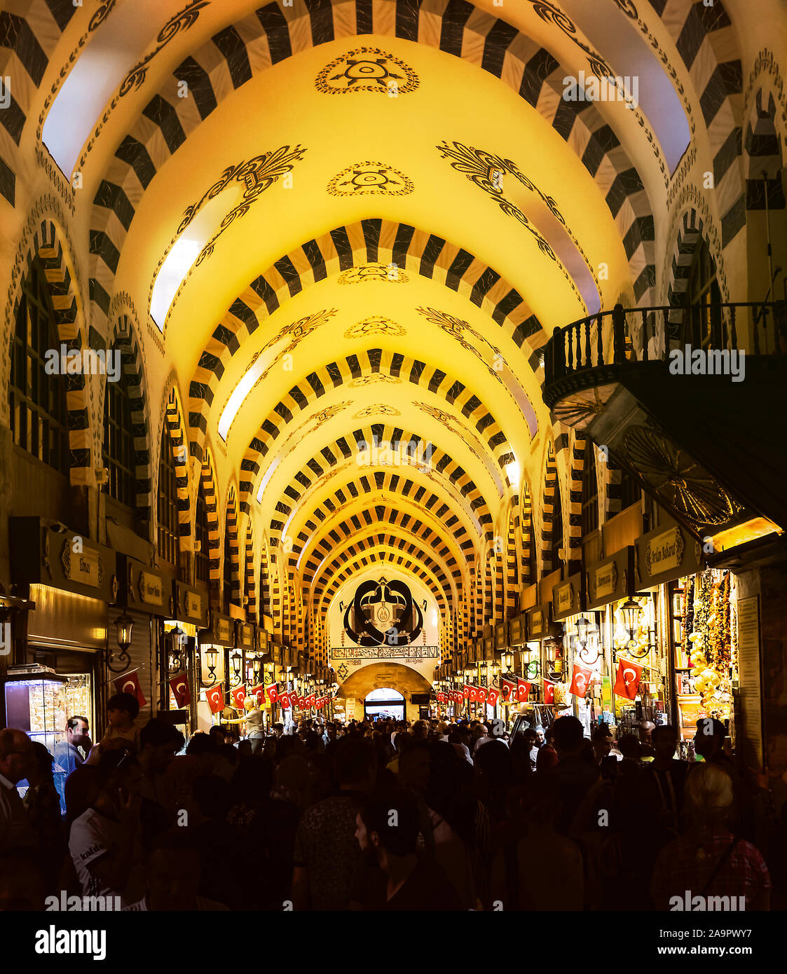 Eminönü Istanbul, Istanbul, Türkei, September 9th, 2019: Spice Bazaar, aka Ägyptischer Basar in Eminönü, voll von Einheimischen und Touristen und natürlich, Gewürze. Stockfoto