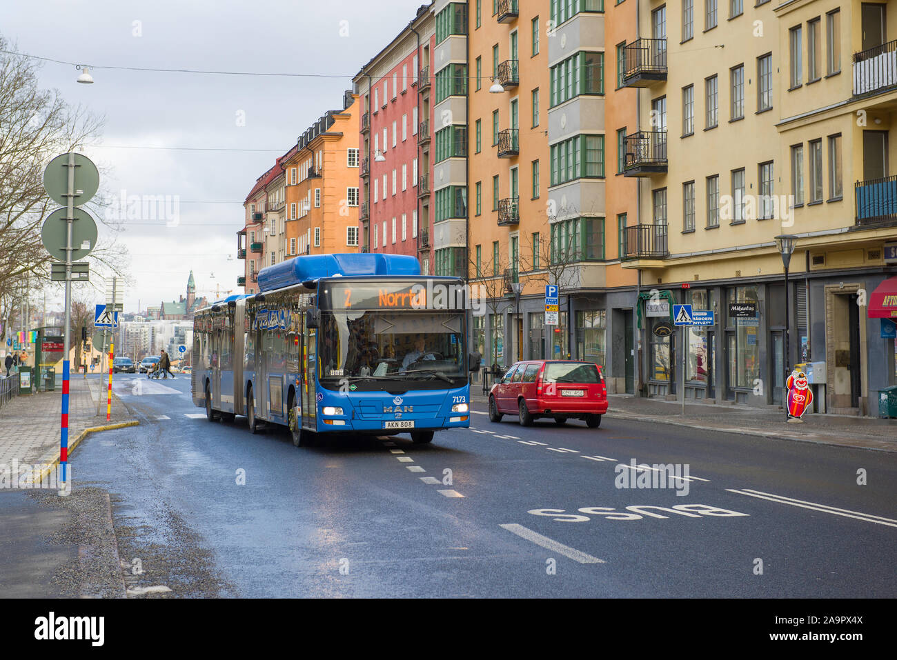 STOCKHOLM, Schweden - 09.MÄRZ 2019: Blue MAN Bus auf einer Straße der Stadt. Öffentliche Verkehrsmittel von Stockholm Stockfoto