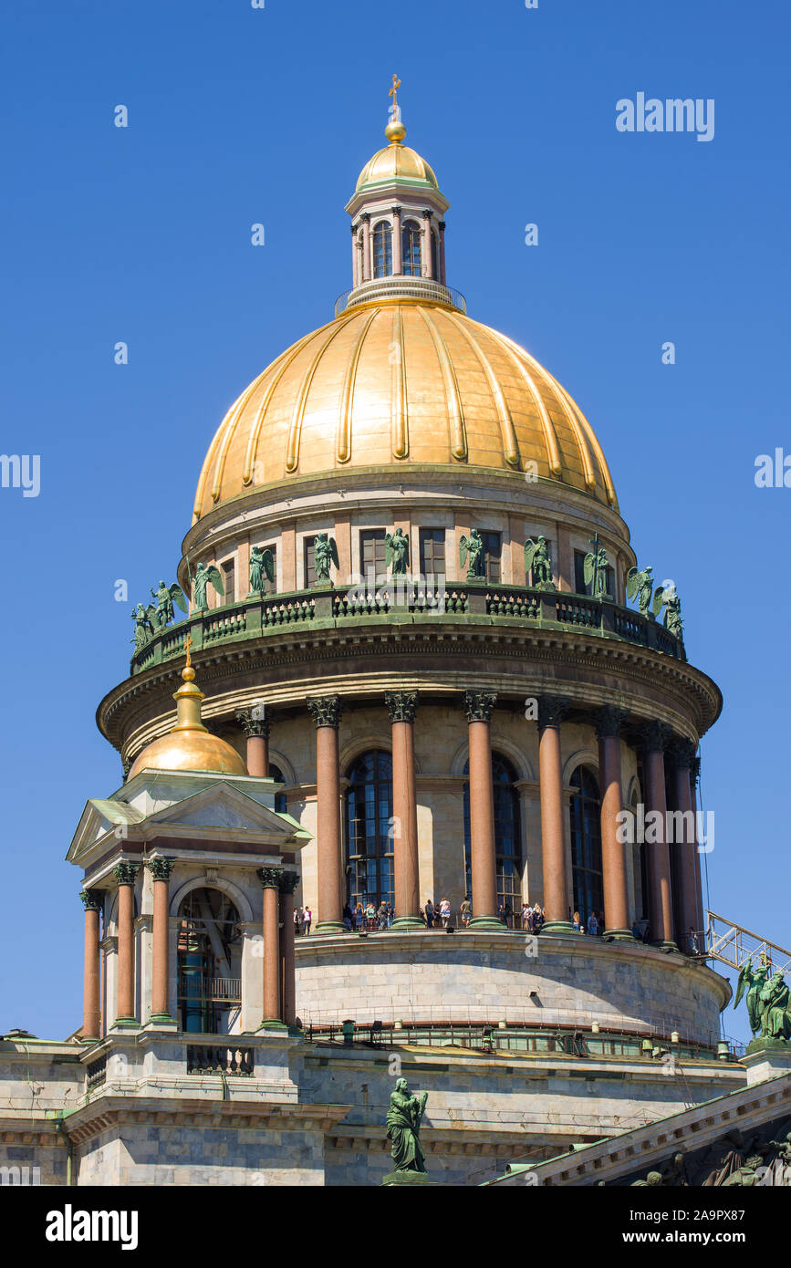 Die Kuppel der St. Isaac Kathedrale close-up auf dem Hintergrund des blauen Himmels. St. Petersburg, Russland Stockfoto