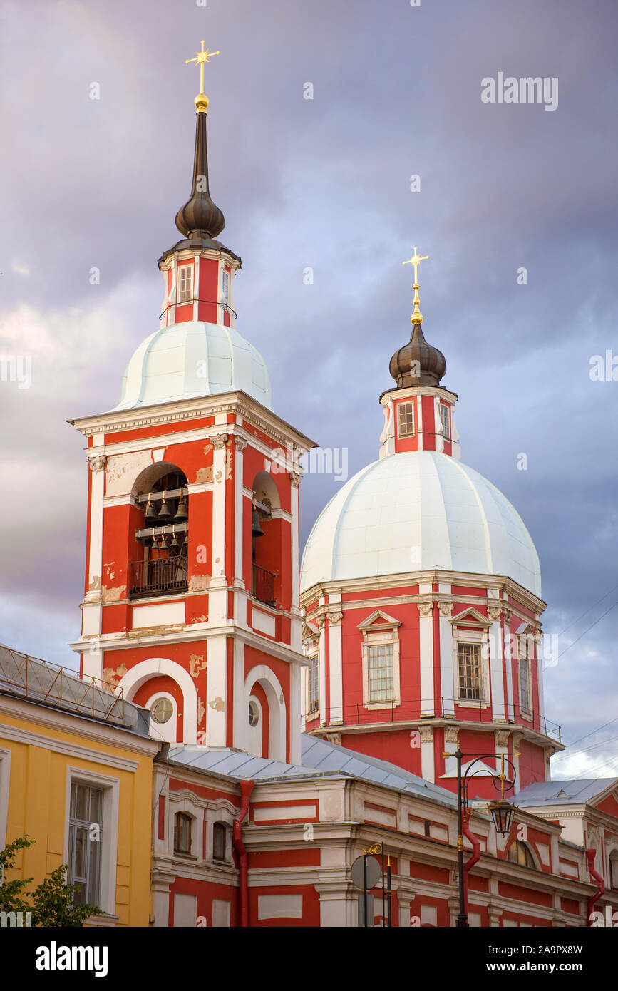 Glockenturm und Kuppel der St. Pantaleon Kirche close-up auf dem Hintergrund eines bewölkten Abendhimmel. St. Petersburg, Russland Stockfoto