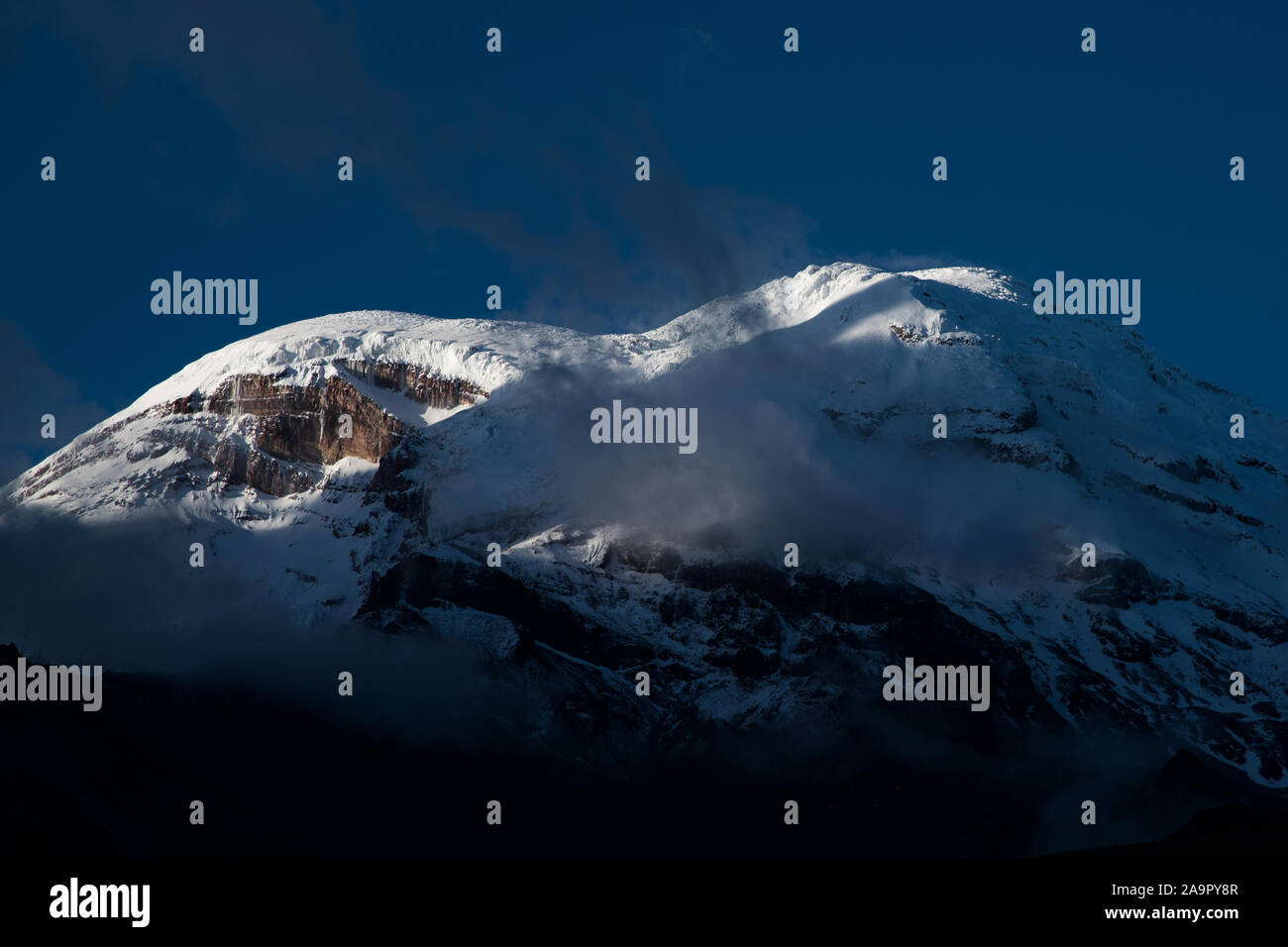 6263 Meter hohe, eisbedeckten Vulkan Chimborazo der höchste Berg in Ecuador. Stockfoto