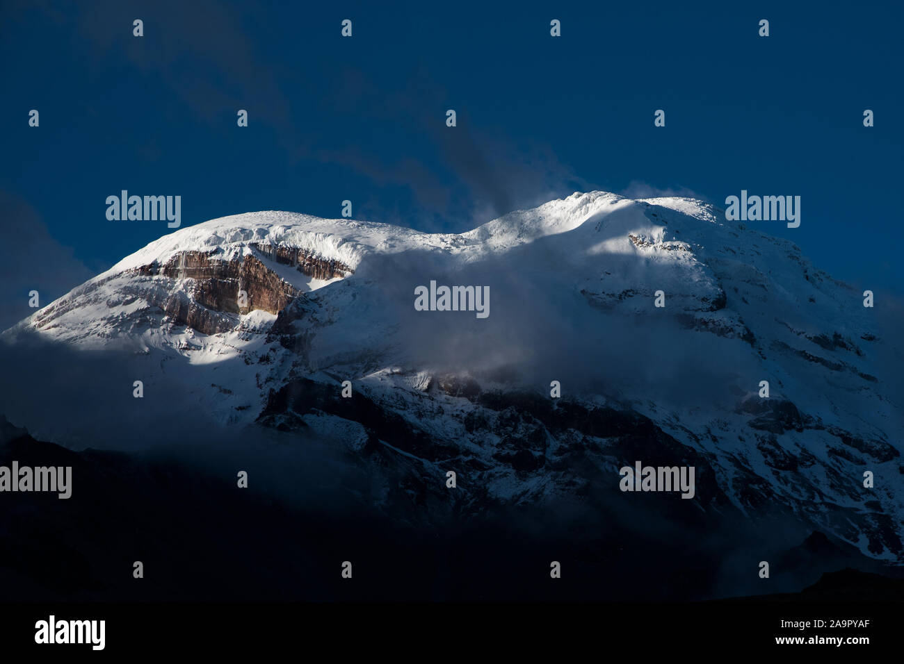 6263 Meter hohe, eisbedeckten Vulkan Chimborazo der höchste Berg in Ecuador. Stockfoto