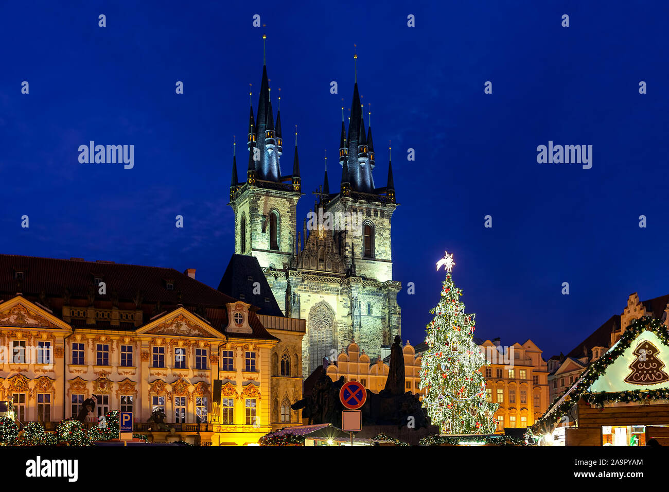 Weihnachtsbaum und Tyn Kirche unter der Abendhimmel in der Prager Altstadt während des traditionellen Weihnachtsmarkt. Stockfoto