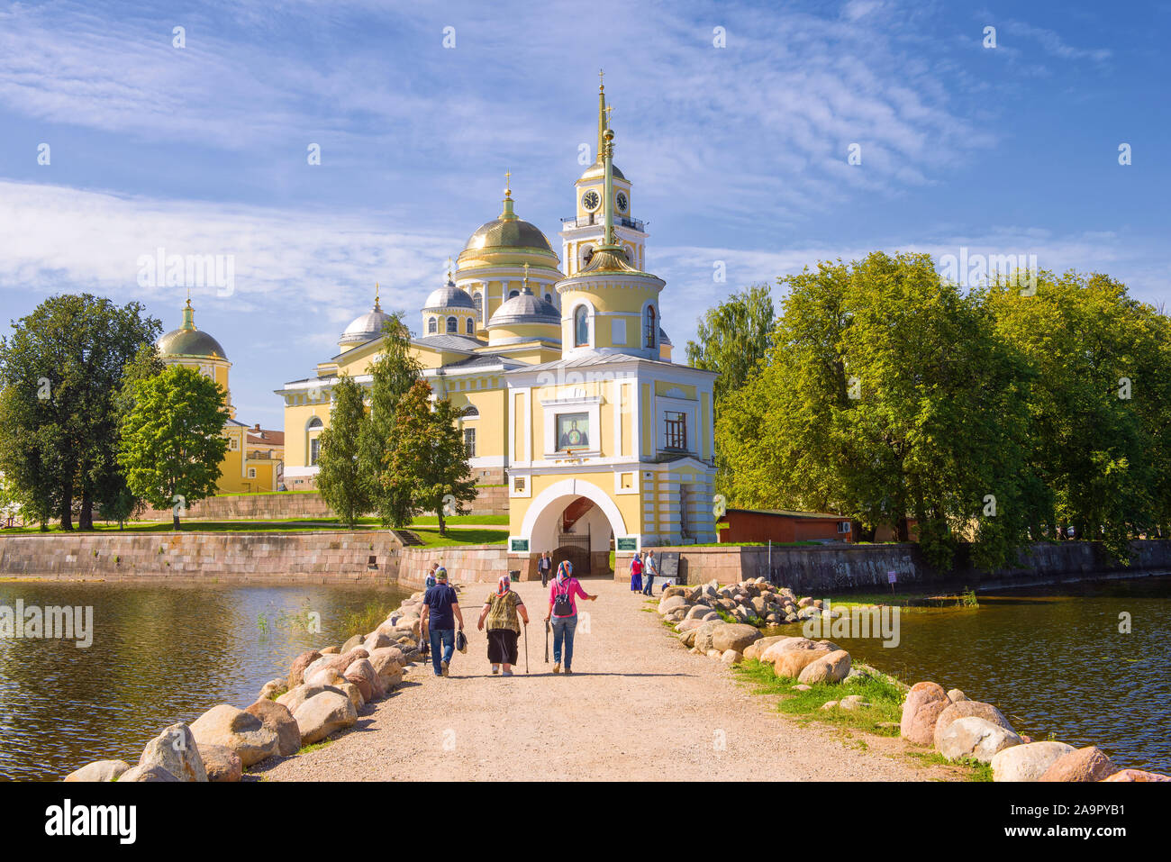 SVETLITSA, Russland - 28. AUGUST 2019: sonnigen Sommertag in der Nähe des Nilo-Stolobenskaya pustyn. Region Tver Stockfoto