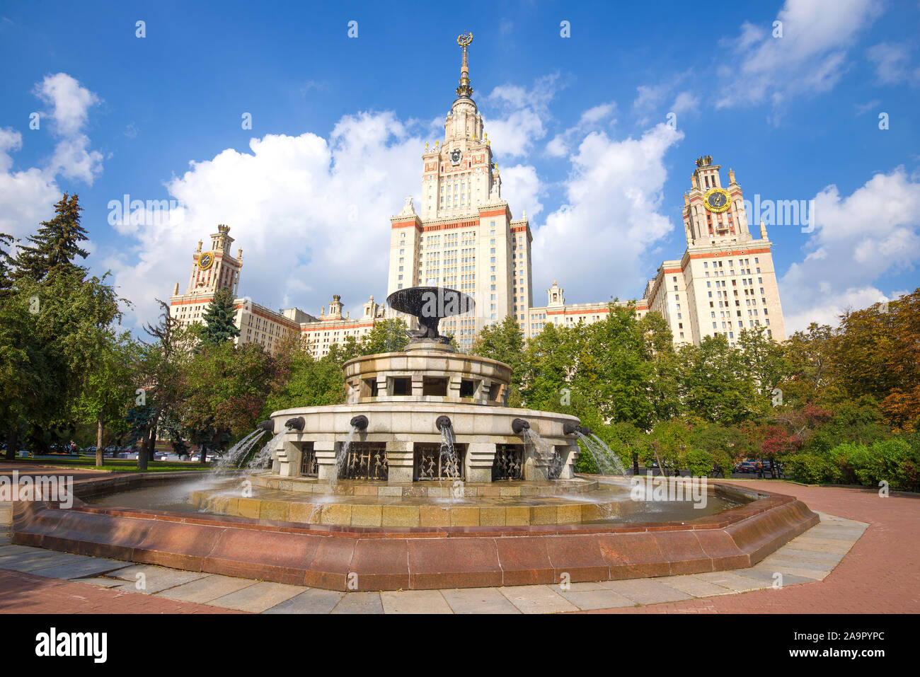 Moskau, Russland - 31. AUGUST 2019: Brunnen im Hintergrund das Hauptgebäude der Moskauer Staatlichen Universität an einem sonnigen Tag im August Stockfoto