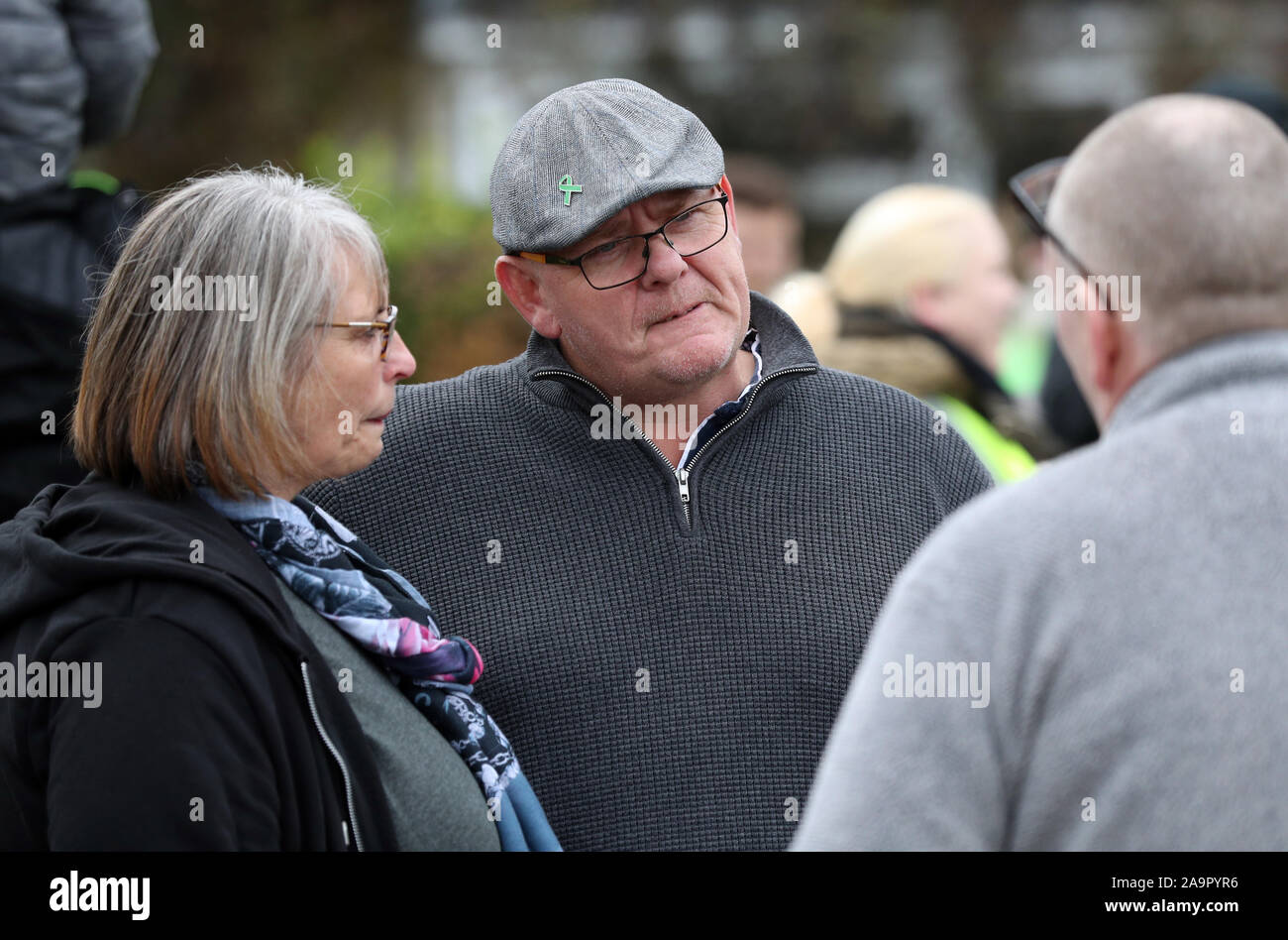 Tim Dunn (Mitte), der Vater von Harry Dunn, und sein Partner Tracey Dunn sprechen zu Medien nach einem Motorrad Konvoi Harry Dunn's letzte Fahrt durch Brackley als Tribut an die Teenager, der starb, als sein Motorrad in einem Kopf beteiligt war - auf Kollision in der Nähe der RAF Croughton, Northamptonshire, im August folgte. Stockfoto