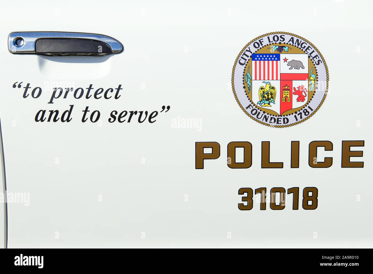 KRONSTADT, Russland - 14. SEPTEMBER 2019: Unter dem Motto 'zu schützen und zu dienen und das Wappen von Los Angeles an der Tür eines Polizeiautos close-up Stockfoto