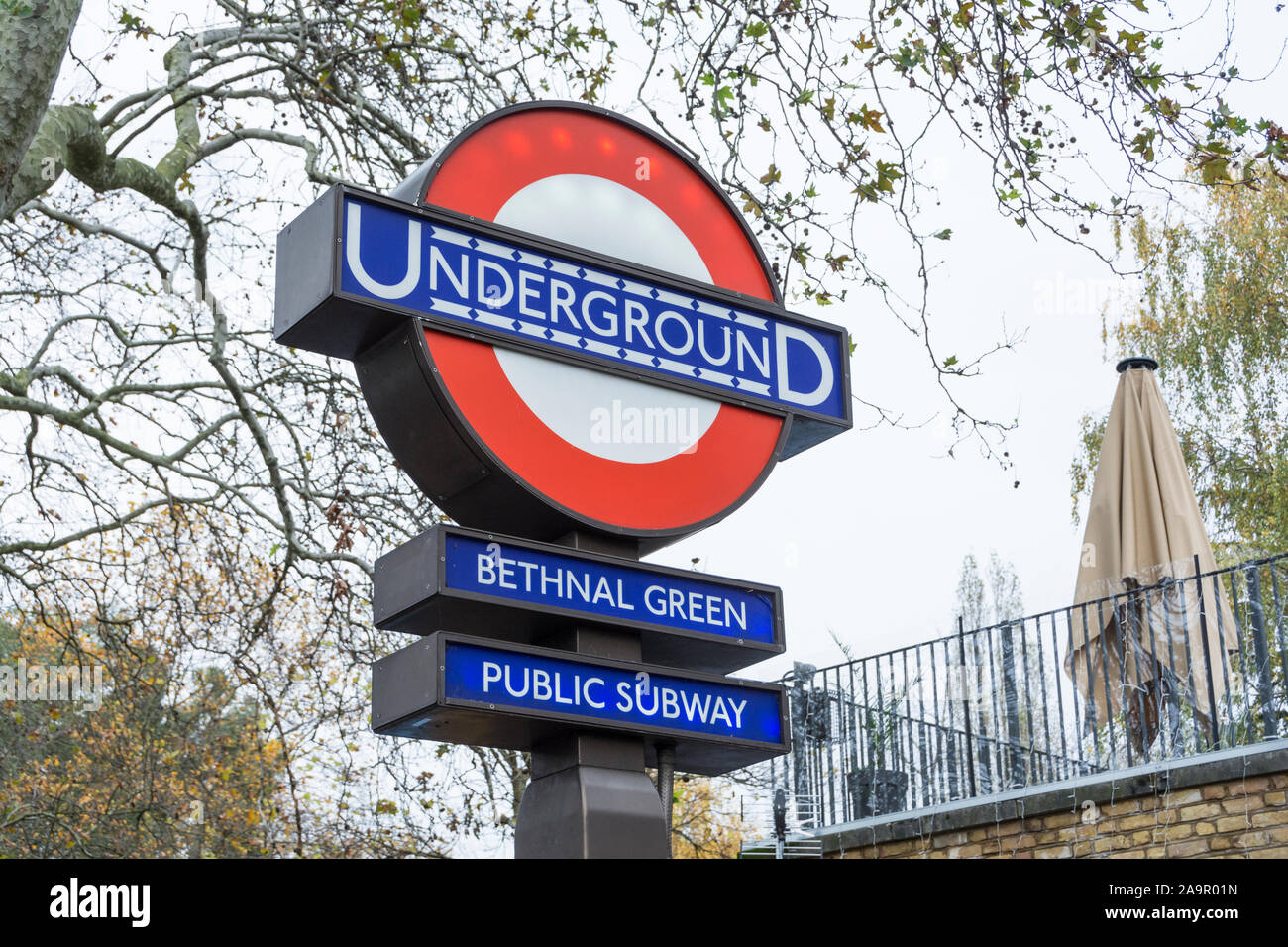 Roundel außerhalb der U-Bahnhof Bethnal Green, London, UK Stockfoto