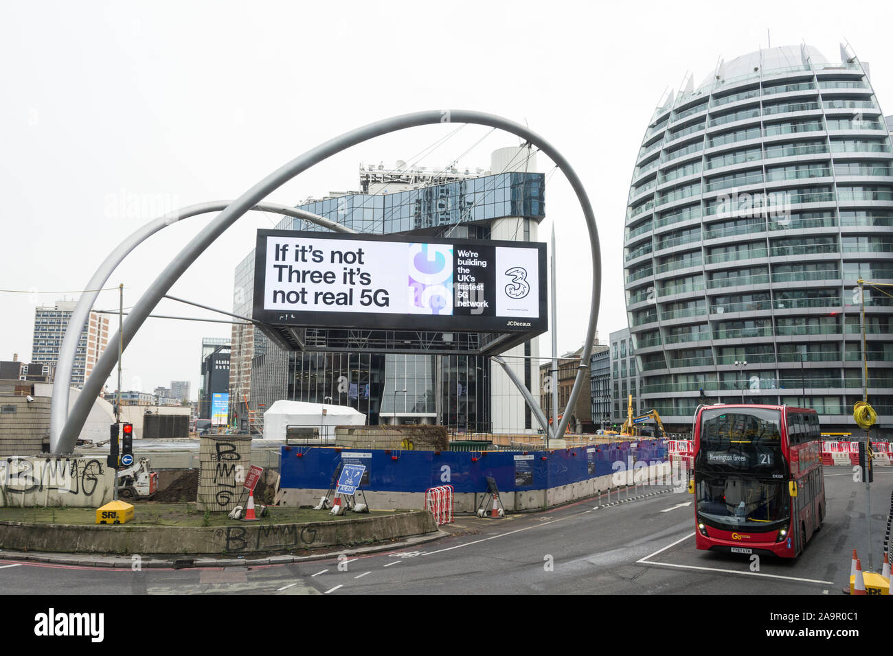 Der Verkehr auf der alten Straße Kreisverkehr, London, UK Stockfoto