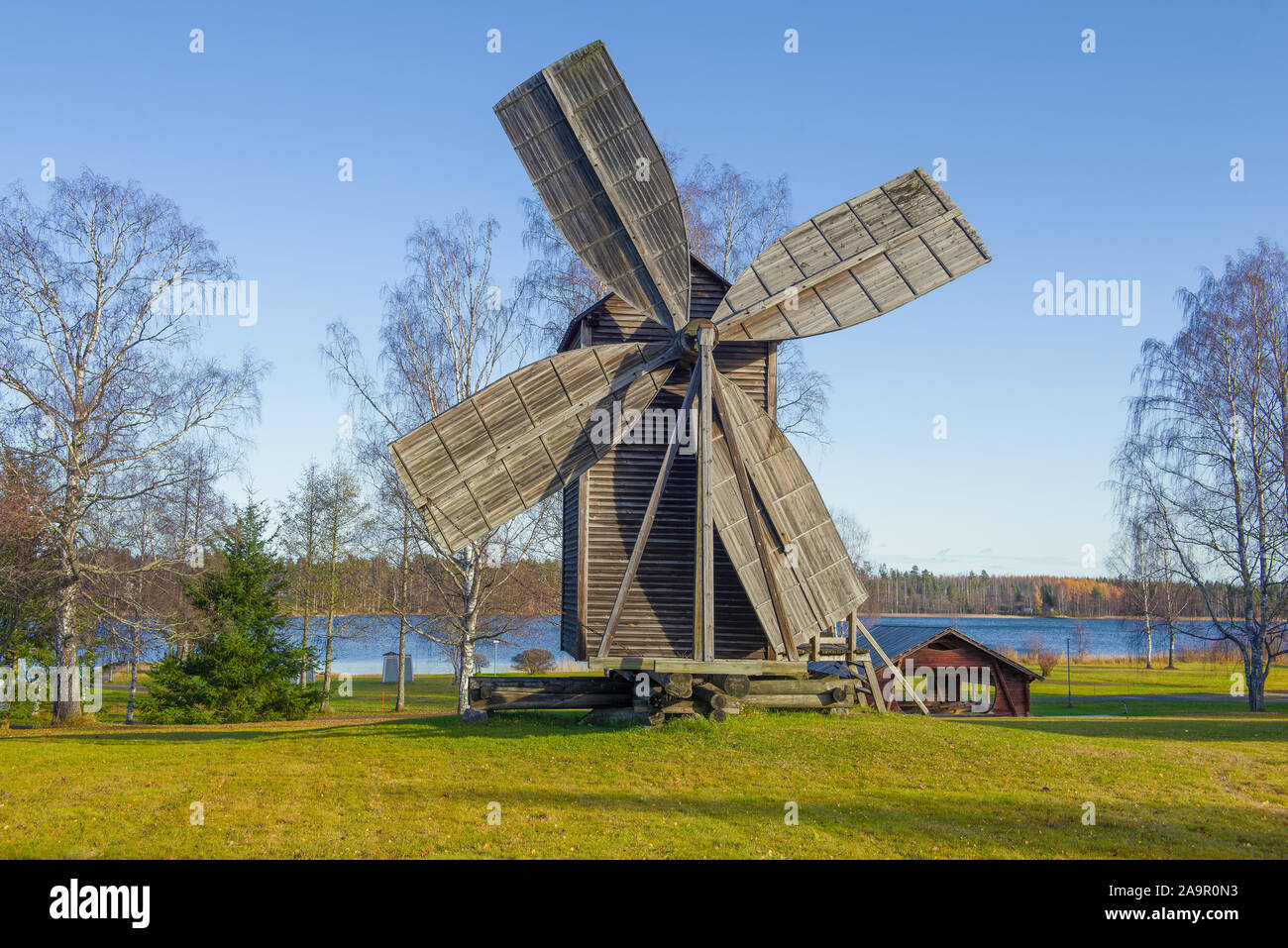 Alte hölzerne Mühle an einem sonnigen Oktobertag. Rantasalmi, Finnland Stockfoto