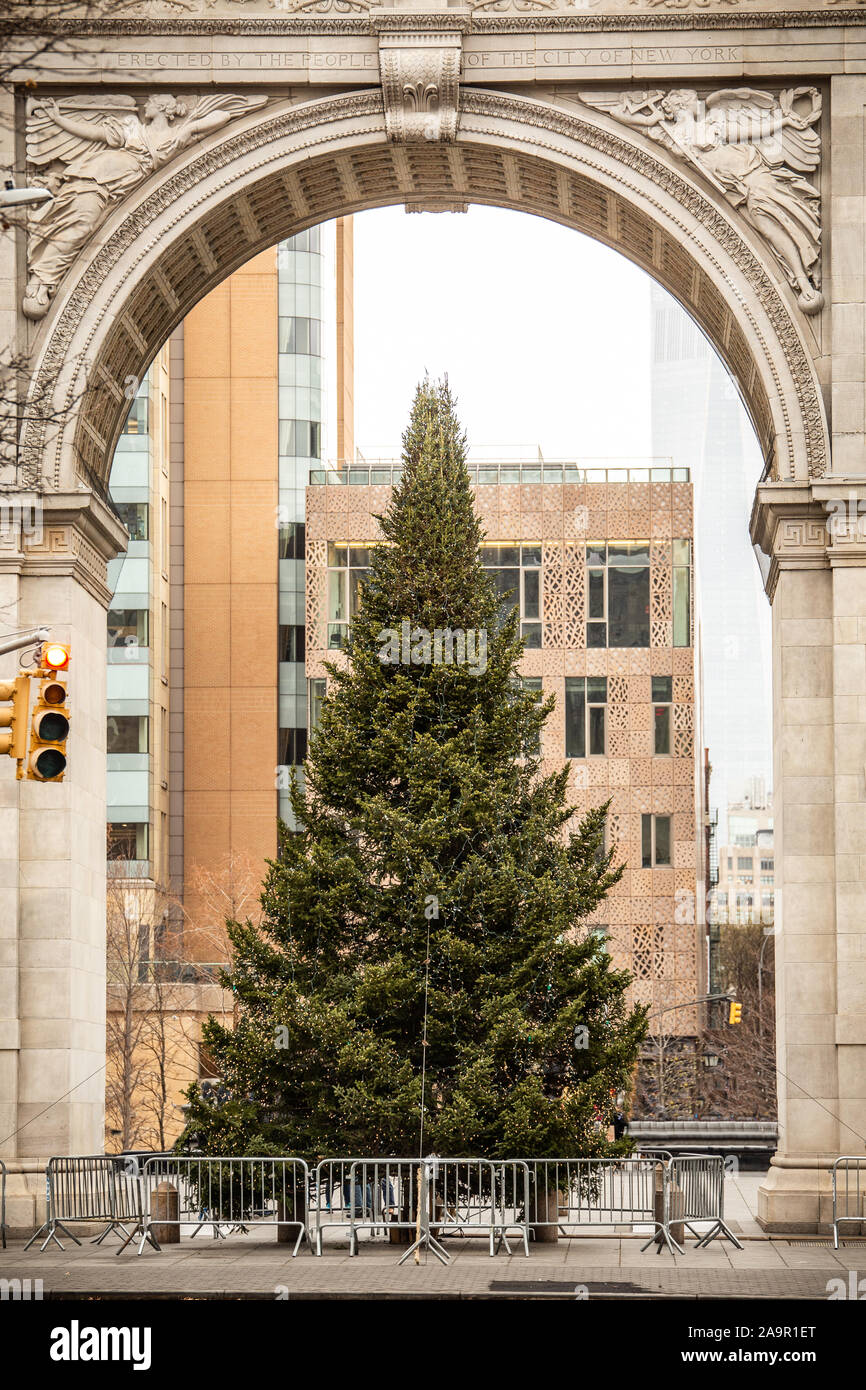 Washington Square Park, Greenwich Village, New York City während der Weihnachtszeit mit Weihnachtsbaum unter historischen arch Stockfoto