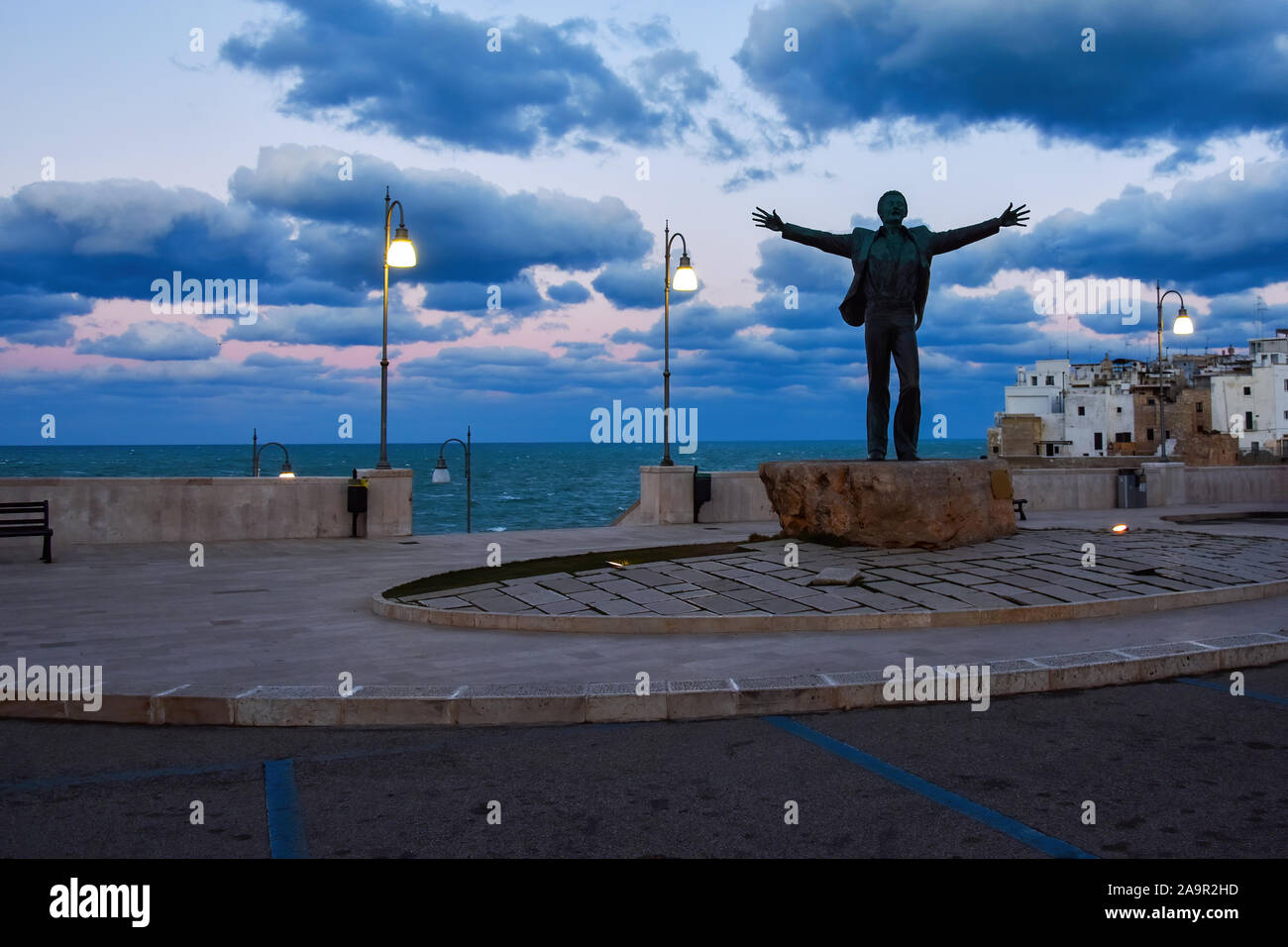 Die Bronzestatue von Domenico Modugno durch die Argentinischen Bildhauers Hermann Mejer in Polignano a Mare, in der Provinz Bari, Region Apulien in Italien gebaut Stockfoto