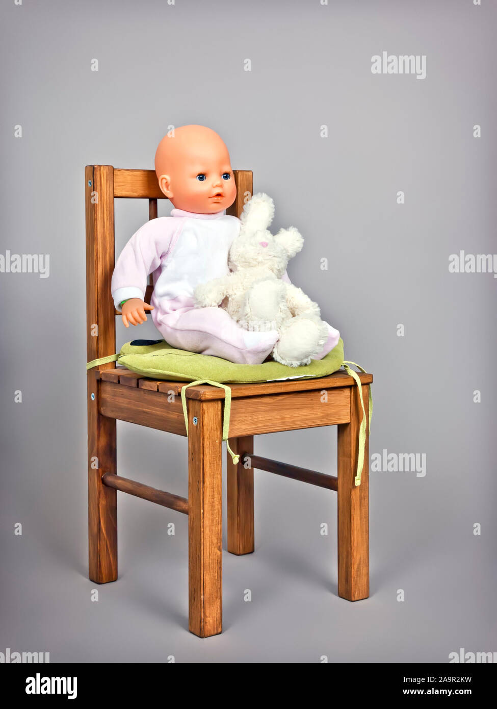 Ein Bild von einem Baby Puppe auf einem Stuhl Stockfoto