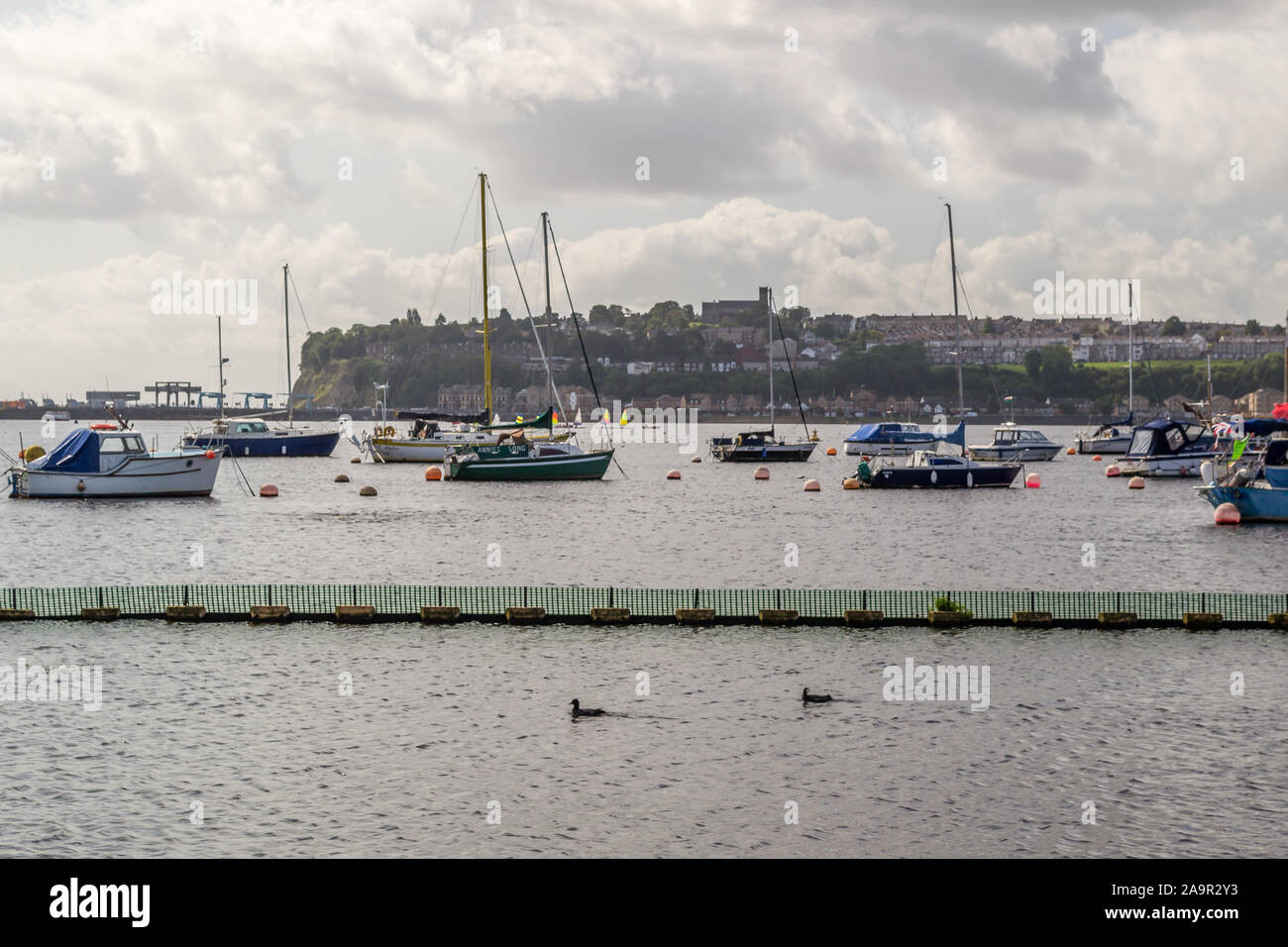 Cardiff Bay ist der Bereich von Wasser, die von der Cardiff Barrage in Cardiff, der Hauptstadt von Wales. Stockfoto