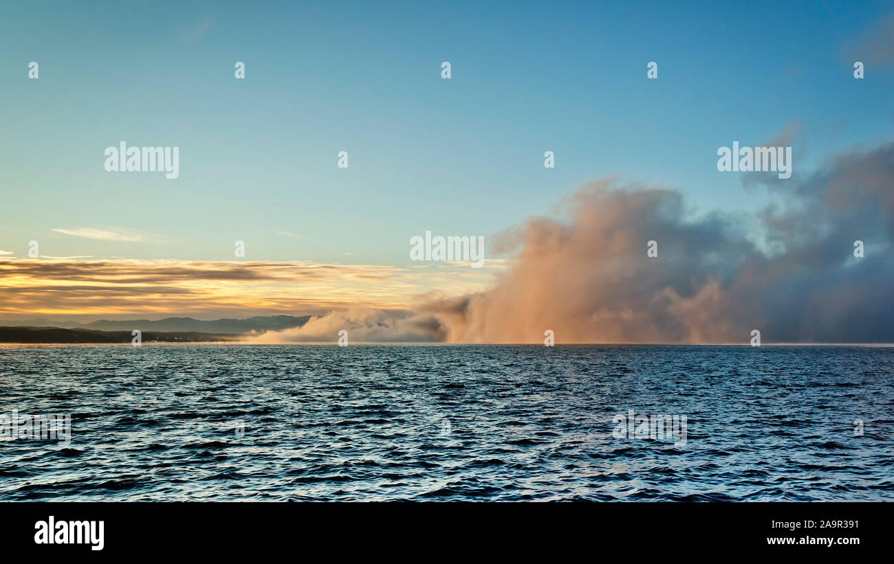 Ein Bild von einem wunderschönen Sonnenaufgang am Starnberger See in Deutschland Stockfoto