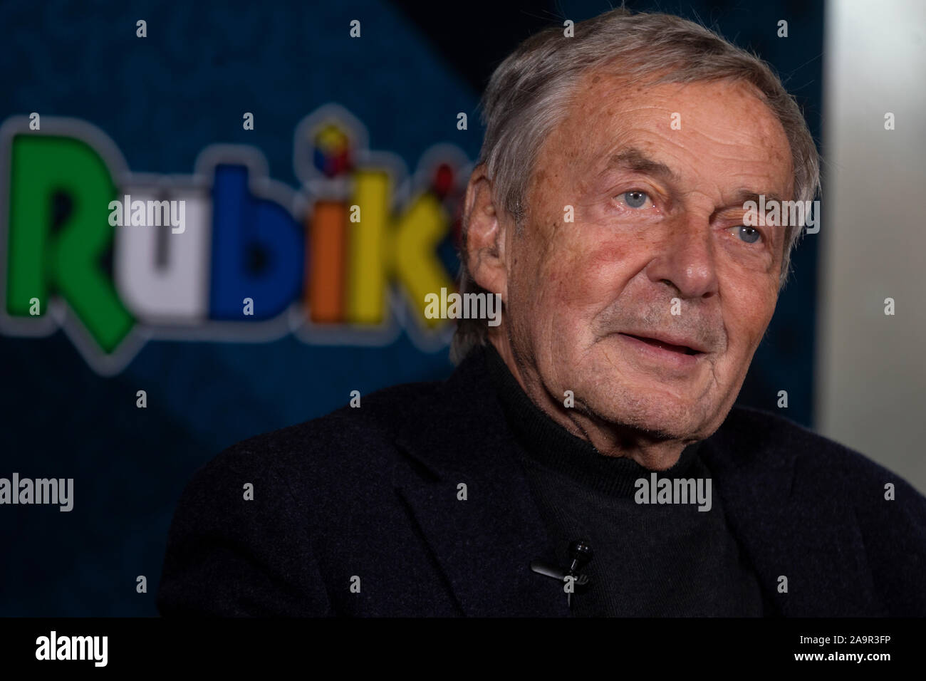 Moskau, Russland. 17. November, 2019 Erno Rubik ist eine ungarische Architekt, Professor und der Rubik's Cube Erfinder Stockfoto