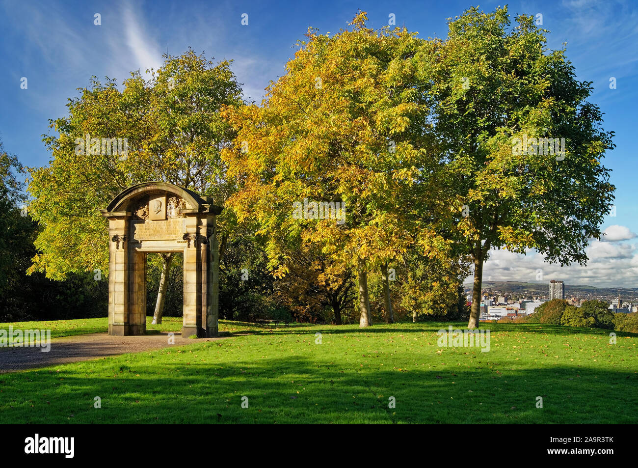 UK, South Yorkshire, Sheffield, Norfolk Heritage Park, monumentale Torbogen Stockfoto