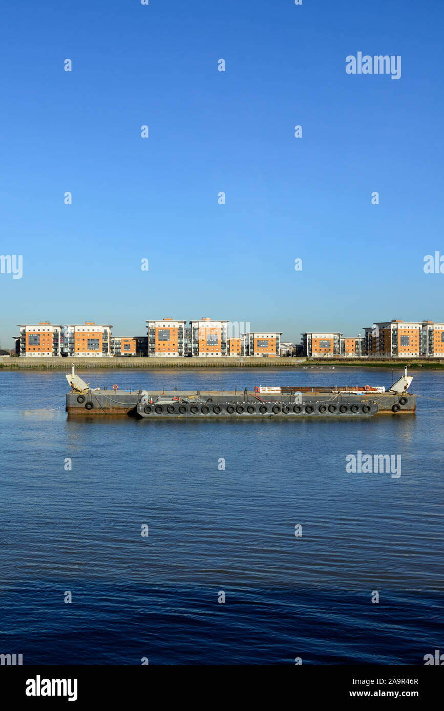 Gehäuse Entwicklung und Lastkahn, Themse, Woolwich, London, Vereinigtes Königreich Stockfoto