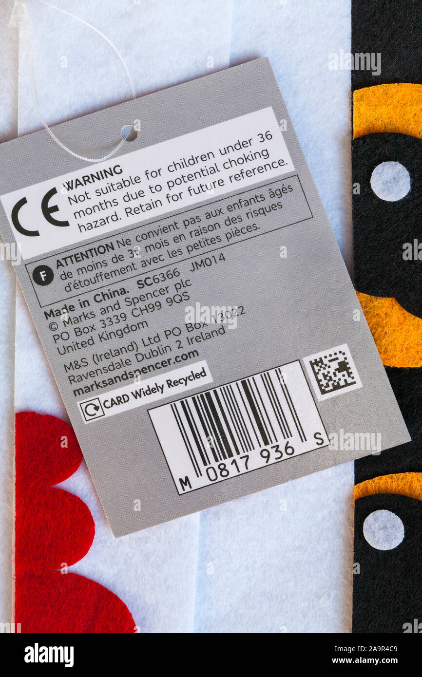 Etikett mit Warnsymbol und CE-Kennzeichnung auf M&S Treat Taschen für Halloween in China hergestellt Stockfoto