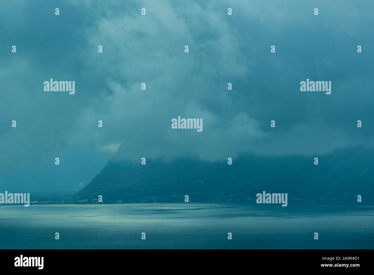 Genfer See CH durch die Wolken - von der Autobahn von Genf nach Zermatt gehen Stockfoto