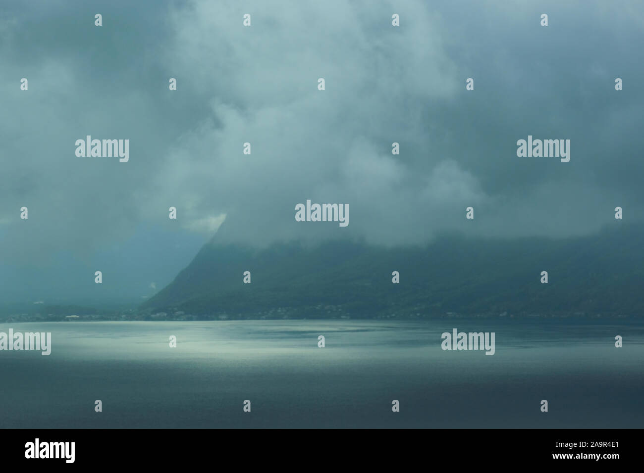 Genfer See CH durch die Wolken - von der Autobahn von Genf nach Zermatt gehen Stockfoto