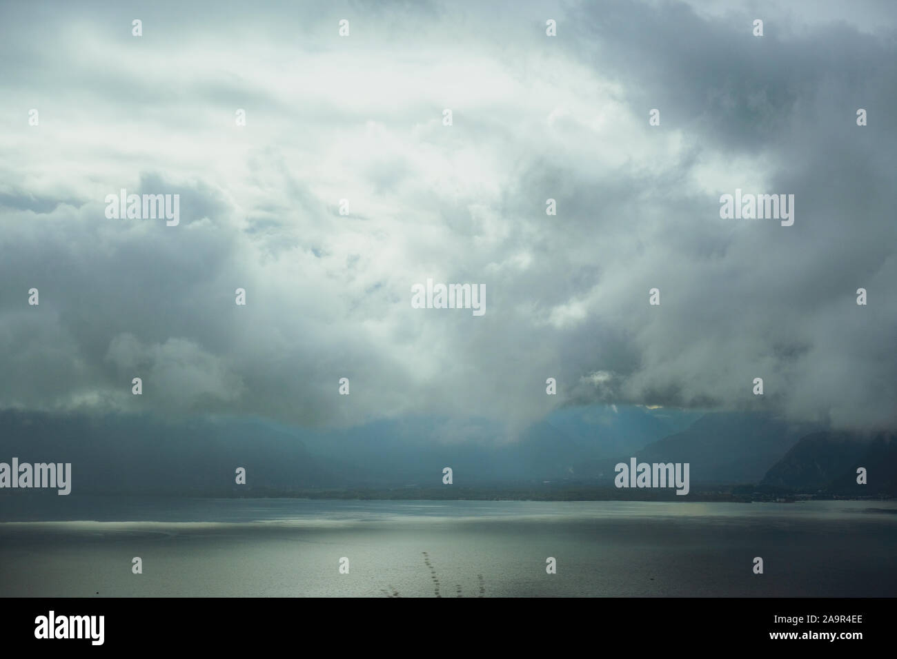 Genfer See CH durch die Wolken - von der Autobahn von Genf nach Zermatt gehen Stockfoto
