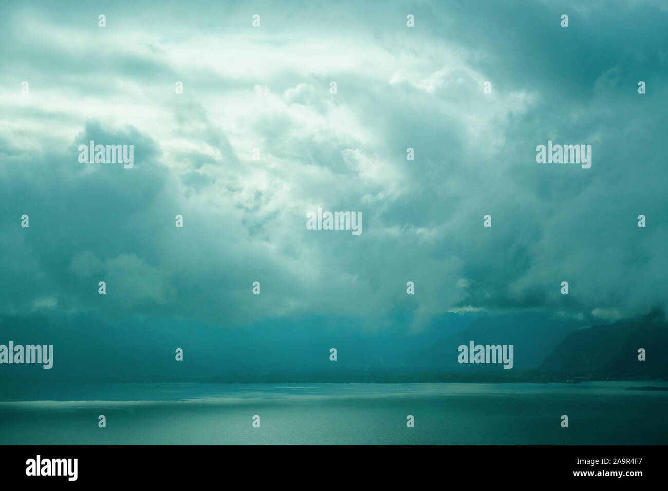 Genfer See CH durch die Wolken - von der Autobahn von Genf nach Zermatt gehen Stockfoto