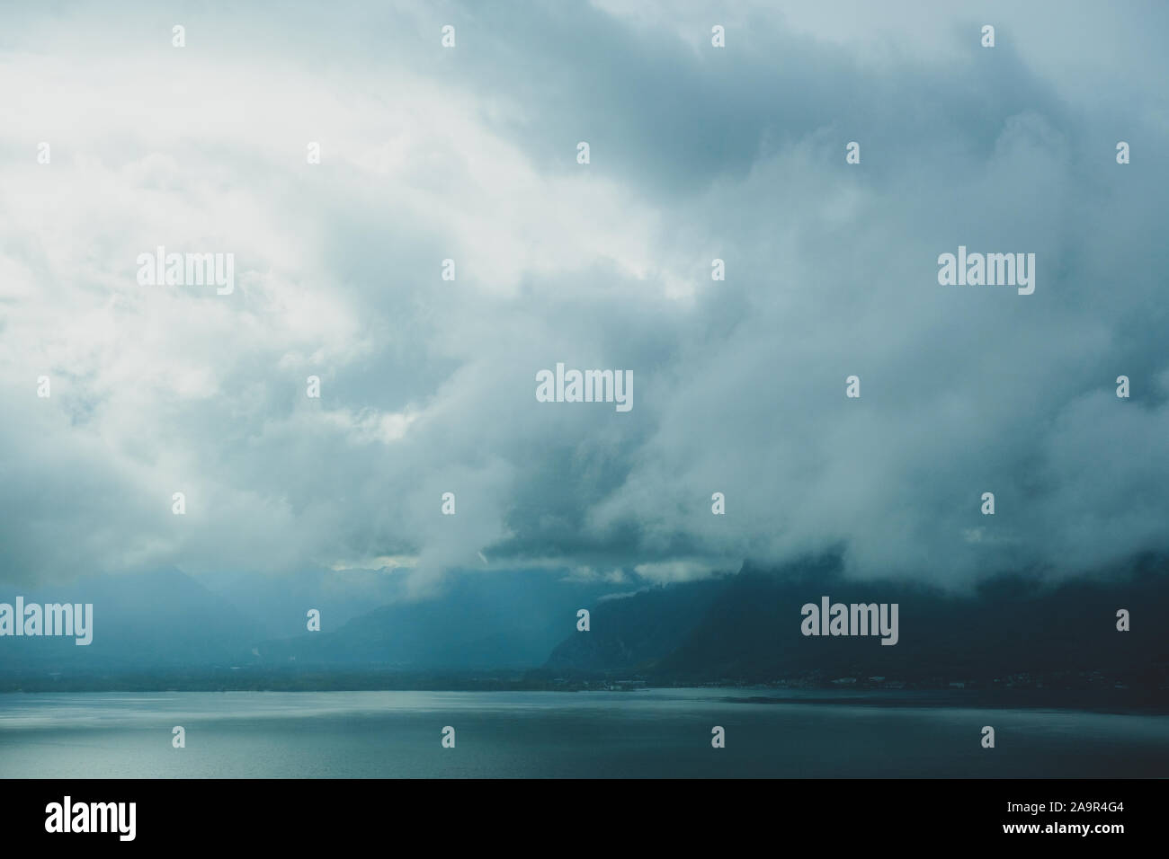Genfer See CH durch die Wolken - von der Autobahn von Genf nach Zermatt gehen Stockfoto