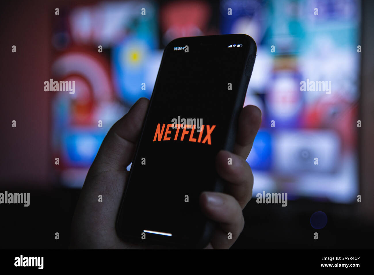 Apple Smartphone mit Netflix Anwendung starten Bildschirm in der Hand Stockfoto