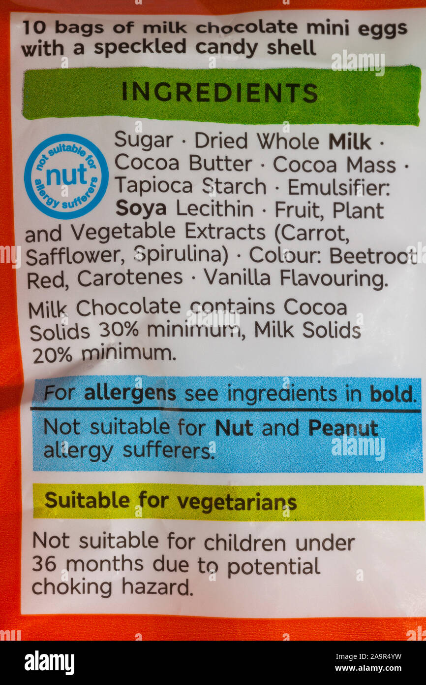 Liste der Lebensmittelzutaten auf der Rückseite der Packung mit M&S Magical Dragon's Eggs - nicht geeignet für Nussallergiker Symbol - Etikett mit Lebensmitteletiketten Stockfoto
