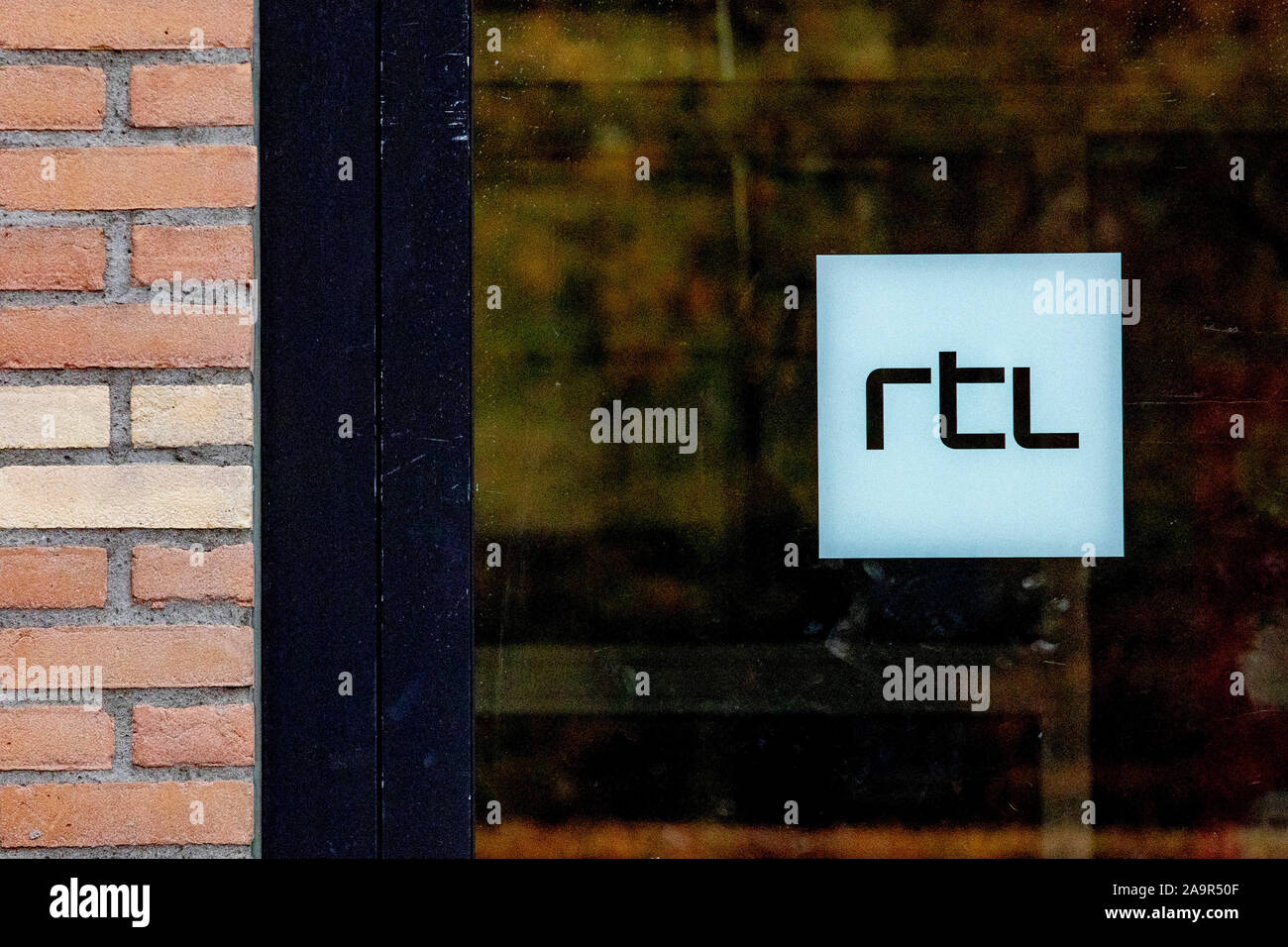 HILVERSUM, Mediapark, 17-11-2019, Logo und außen an RTL Nederland. RTL Nederland ist eine Tochtergesellschaft der RTL Group. Das Medienunternehmen ist in Hilversum gelegen. Stockfoto