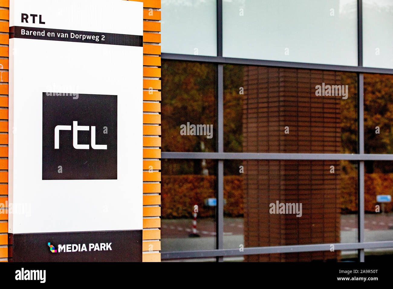 HILVERSUM, Mediapark, 17-11-2019, Logo und außen an RTL Nederland. RTL Nederland ist eine Tochtergesellschaft der RTL Group. Das Medienunternehmen ist in Hilversum gelegen. Stockfoto