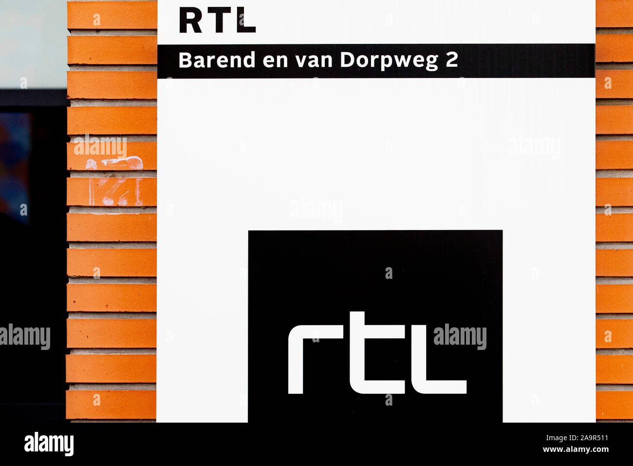 HILVERSUM, Mediapark, 17-11-2019, Logo und außen an RTL Nederland. RTL Nederland ist eine Tochtergesellschaft der RTL Group. Das Medienunternehmen ist in Hilversum gelegen. Stockfoto