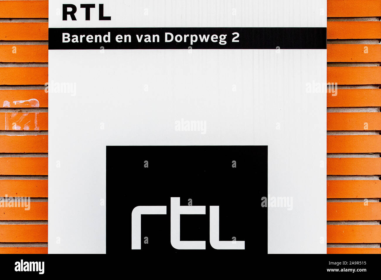 HILVERSUM, Mediapark, 17-11-2019, Logo und außen an RTL Nederland. RTL Nederland ist eine Tochtergesellschaft der RTL Group. Das Medienunternehmen ist in Hilversum gelegen. Stockfoto