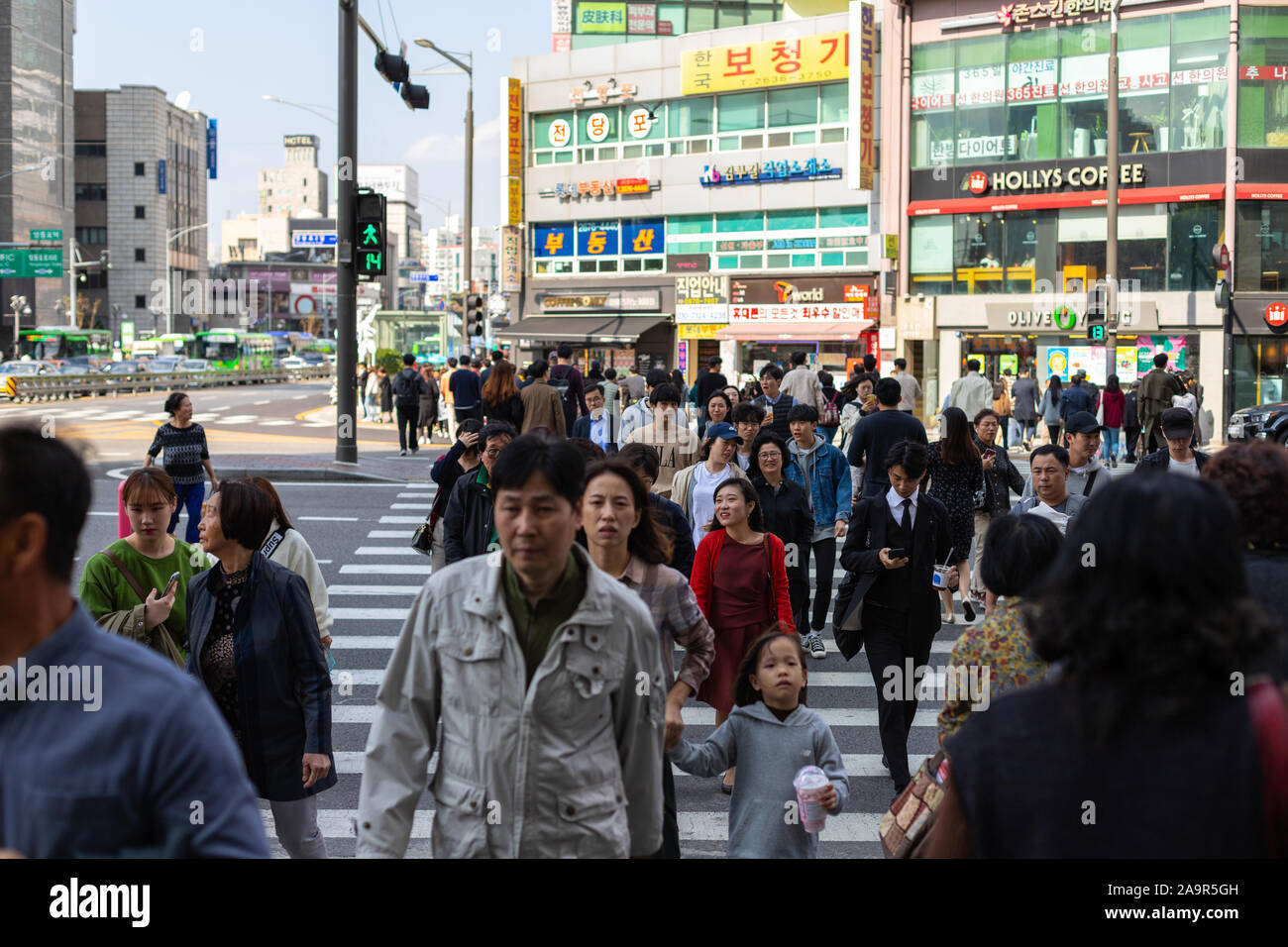 Seoul, Südkorea - 19. Oktober 2019: Leute, die Straße zu überqueren. Verkehrsreichen Kreuzung im Yeongdeungpo Bereich. Stockfoto