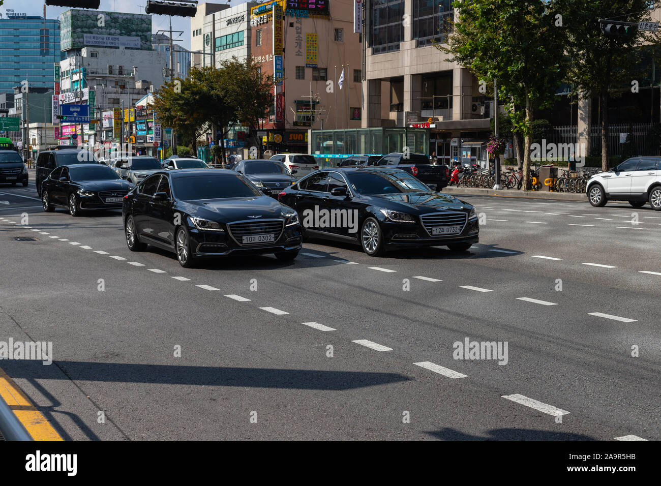 Seoul, Südkorea - 19. Oktober 2019: Luxus Koreanischen Autos. Verkehrsreichen Kreuzung im Yeongdeungpo Bereich. Stockfoto