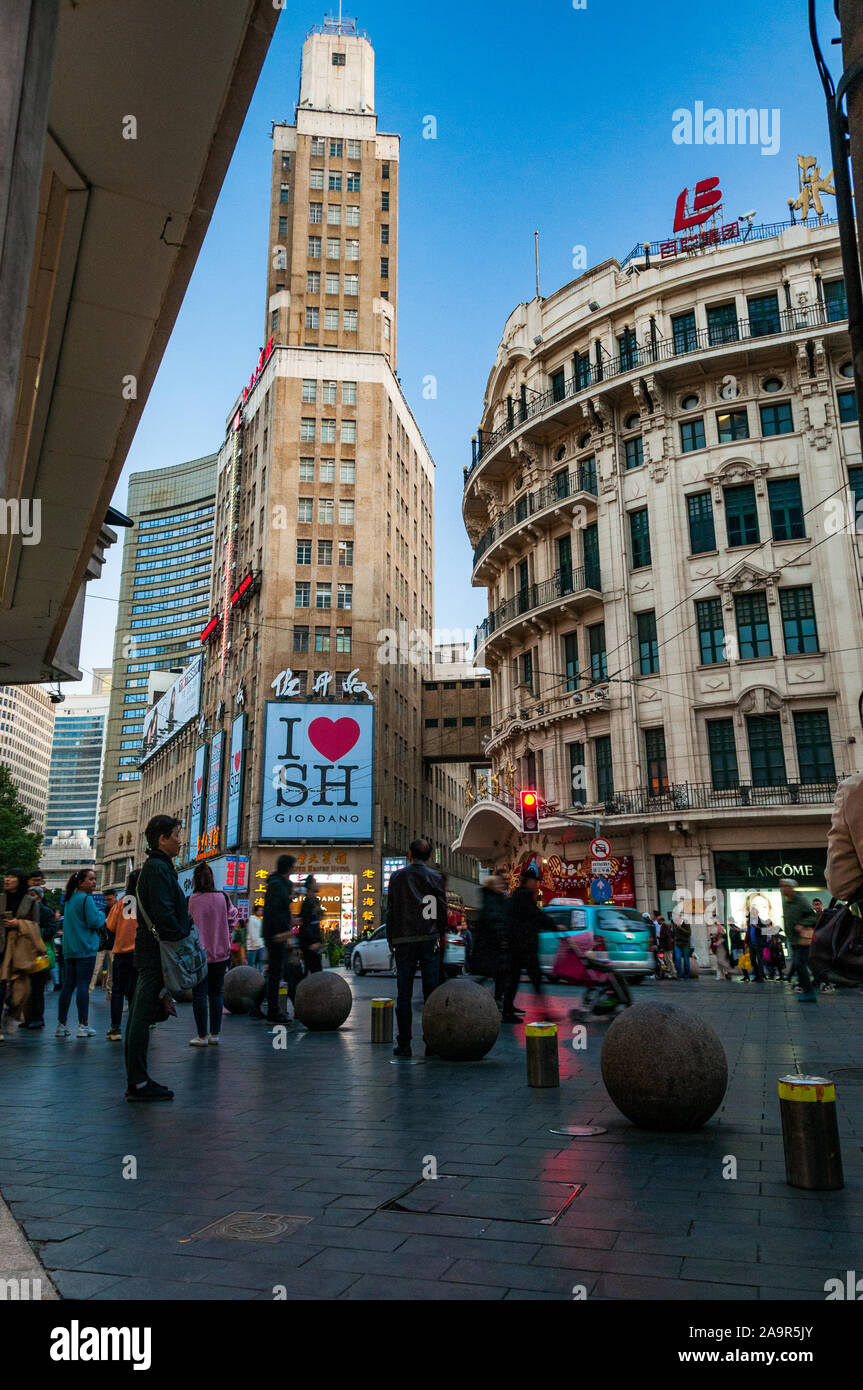 Die I Love Shanghai unterzeichnen auf der Giordano store at 627 East Nanjing Road gerade aus Shanghai's geschäftigen Nanjing Fußgängerzone. Stockfoto