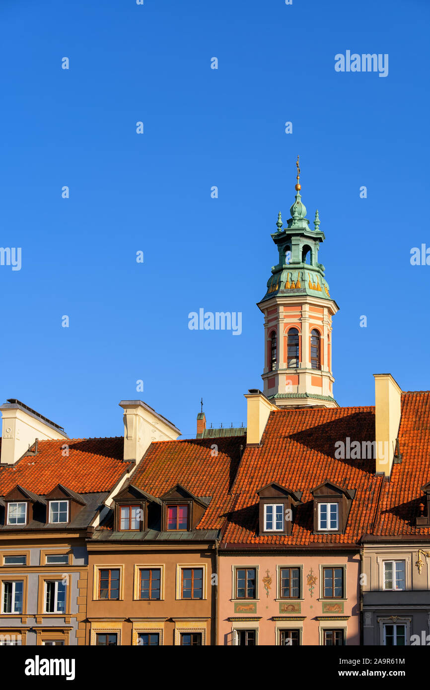 Traditionelle Häuser und Kirche Turm in der Altstadt von Warschau in Polen Stockfoto