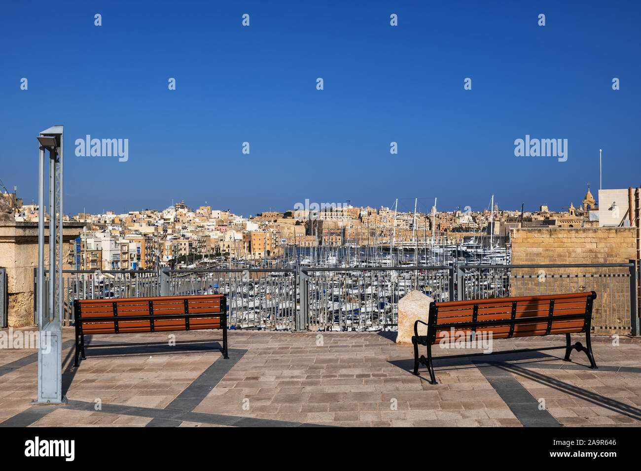 Valletta und skylines Senglea und Vittoriosa yacht Marina im Grand Harbour von einem Aussichtspunkt mit Bänken in Cospicua. Stockfoto
