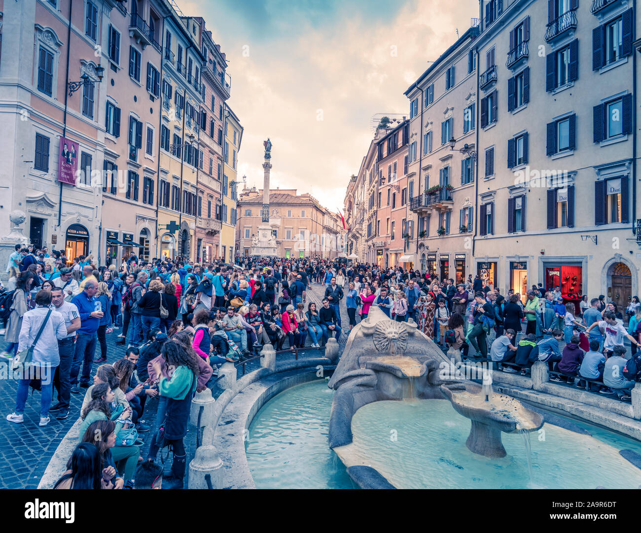 Rom, Italien, 27. Oktober 2018: Blick auf die überfüllten Piazza di Spagna und der barcaccia Brunnen in Rom, Italien Stockfoto